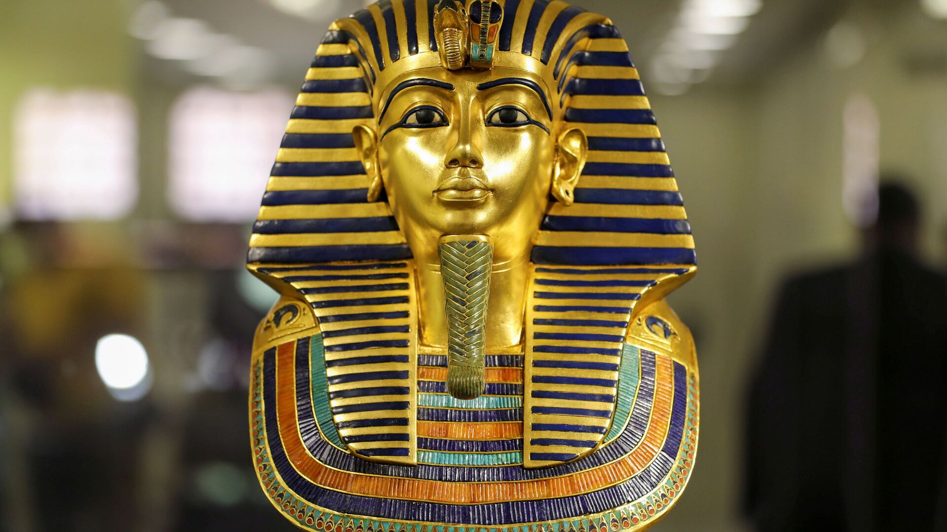 A finished replica of the King Tutankhamun's mask is displayed at Konouz factory, the first of its kind in the country, to be sold at the recently inaugurated National Museum of Egyptian Civilization in Cairo, Egypt June 8, 2021. - Sputnik International, 1920, 15.10.2021