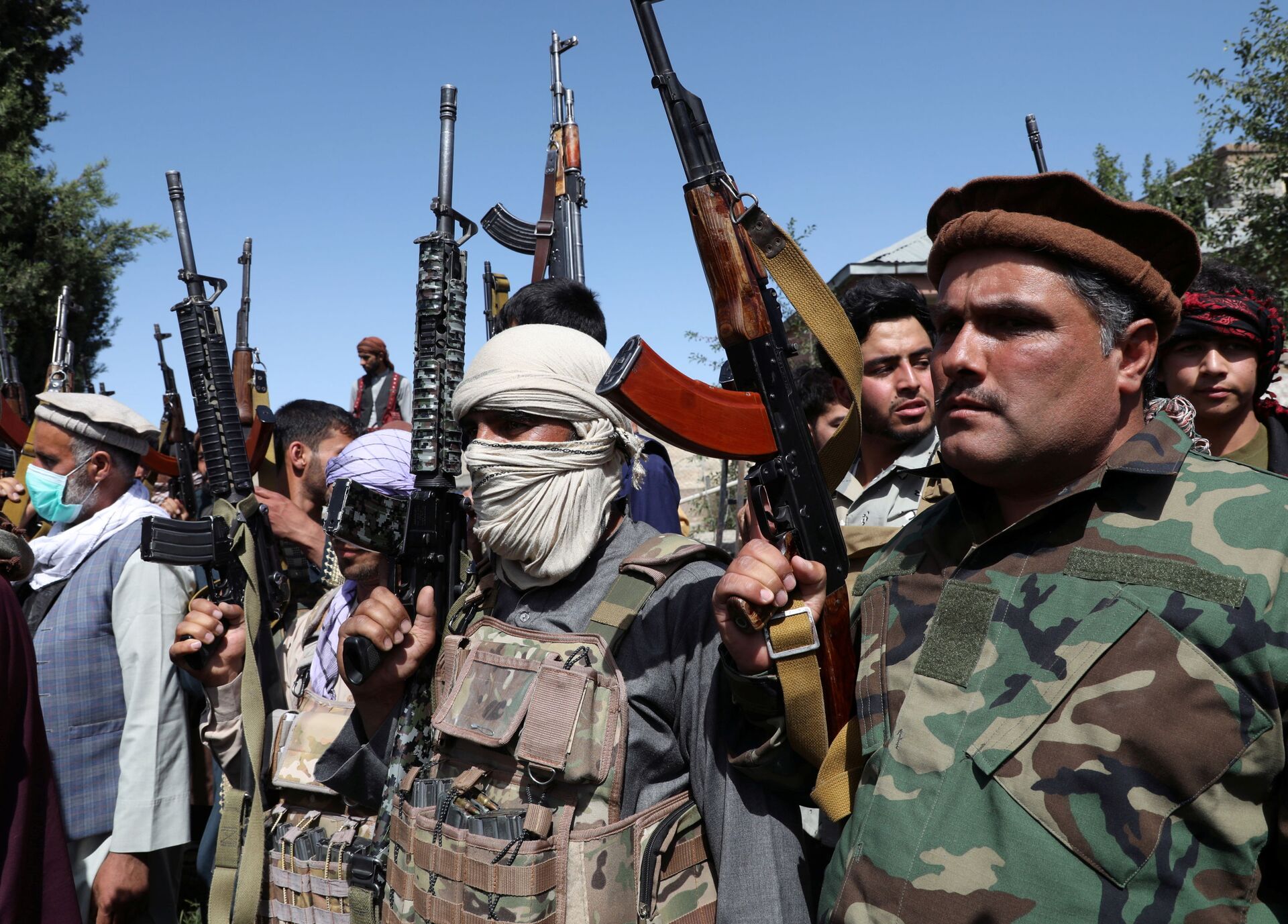 Armed men attend a gathering to announce their support for Afghan security forces and that they are ready to fight against the Taliban, on the outskirts of Kabul, Afghanistan June 23, 2021. - Sputnik International, 1920, 07.09.2021