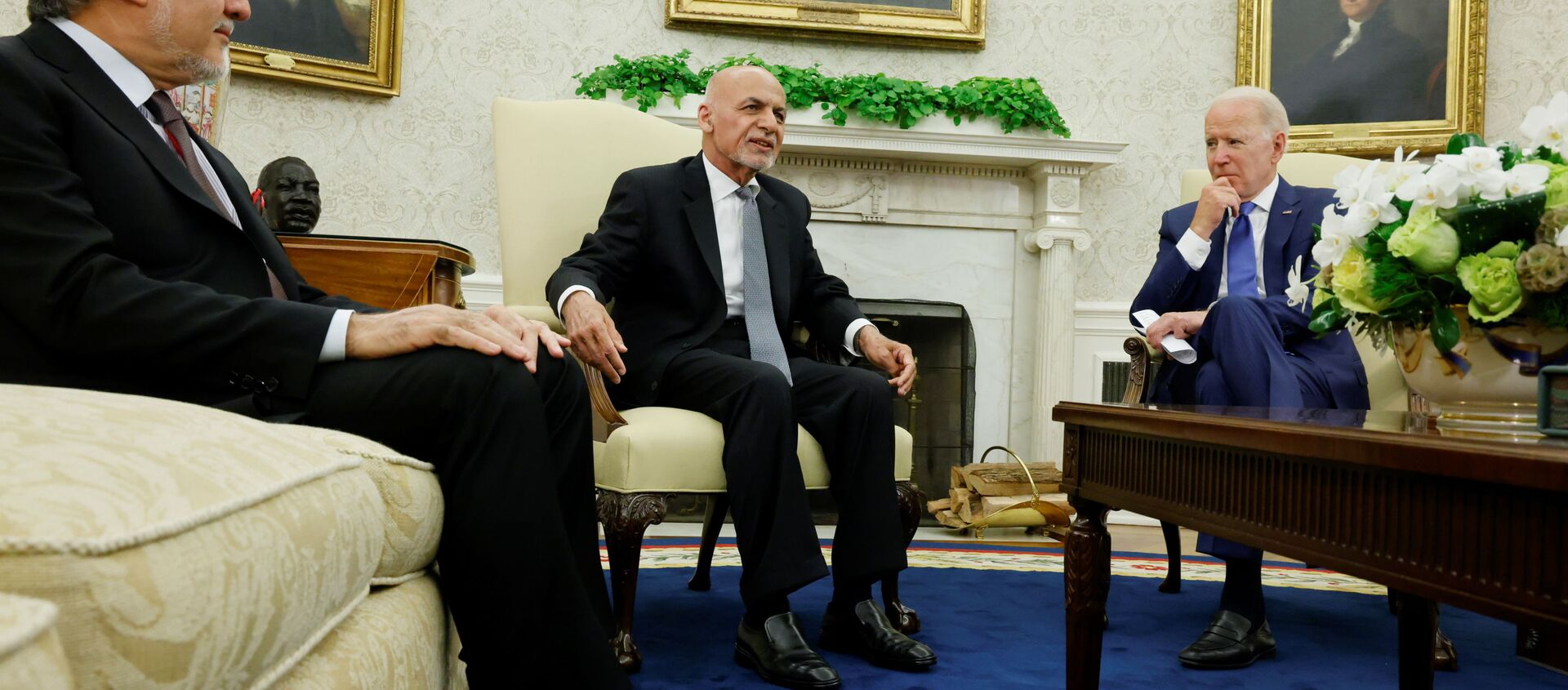 U.S. President Joe Biden meets with Afghan President Ashraf Ghani and Chairman of Afghanistan's High Council for National Reconciliation Abdullah Abdullah at the White House, in Washington, U.S., June 25, 2021. - Sputnik International, 1920, 01.09.2021