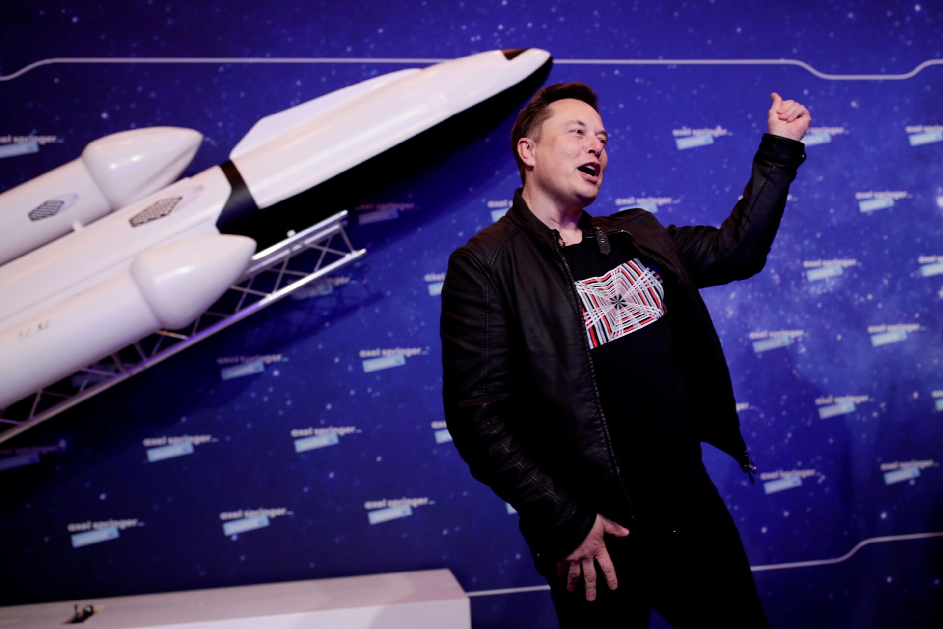 SpaceX owner and Tesla CEO Elon Musk gestures after arriving on the red carpet for the Axel Springer award, in Berlin, Germany, December 1, 2020. - Sputnik International, 1920, 07.09.2021
