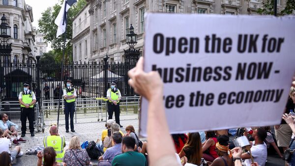 Police officers stand guard during an anti-lockdown and anti-vaccine protest, amid the coronavirus disease (COVID-19) pandemic, outside Downing Street, London, Britain, June 14, 2021. - Sputnik International