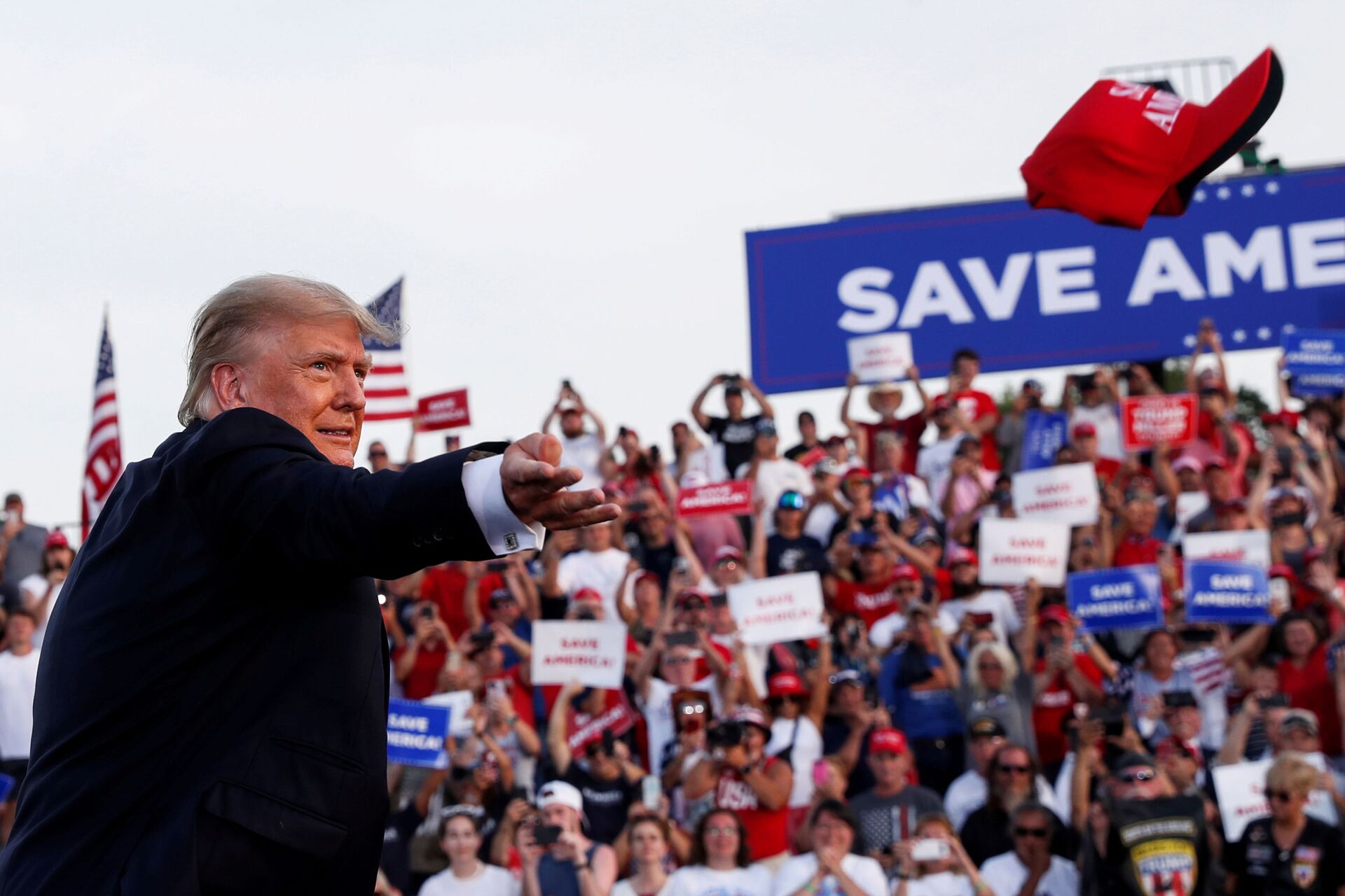Former U.S. President Donald Trump tosses out a hat during his first post-presidency campaign rally at the Lorain County Fairgrounds in Wellington, Ohio, U.S., June 26, 2021 - Sputnik International, 1920, 07.09.2021