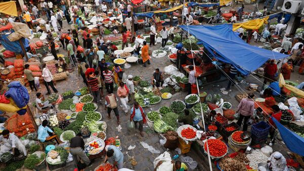 People shop at a crowded wholesale vegetable market after authorities eased coronavirus restrictions, following a drop in COVID-19 cases, in the old quarters of Delhi - Sputnik International