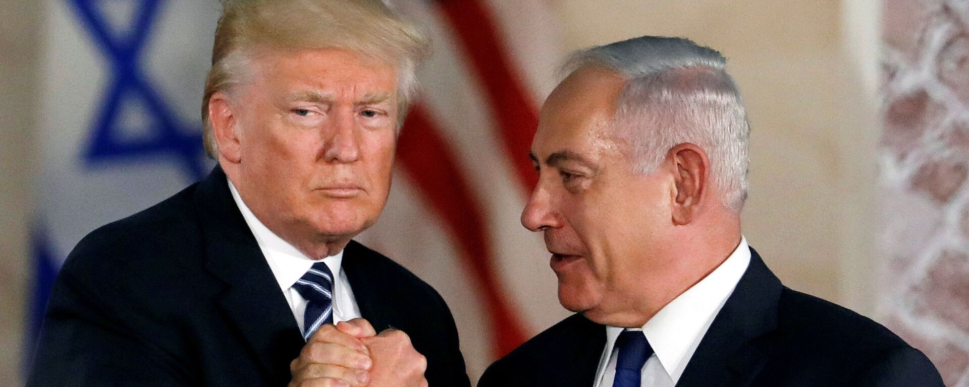 U.S. President Donald Trump and Israeli Prime Minister Benjamin Netanyahu shake hands after Trump's address at the Israel Museum in Jerusalem May 23, 2017. - Sputnik International, 1920, 01.11.2021