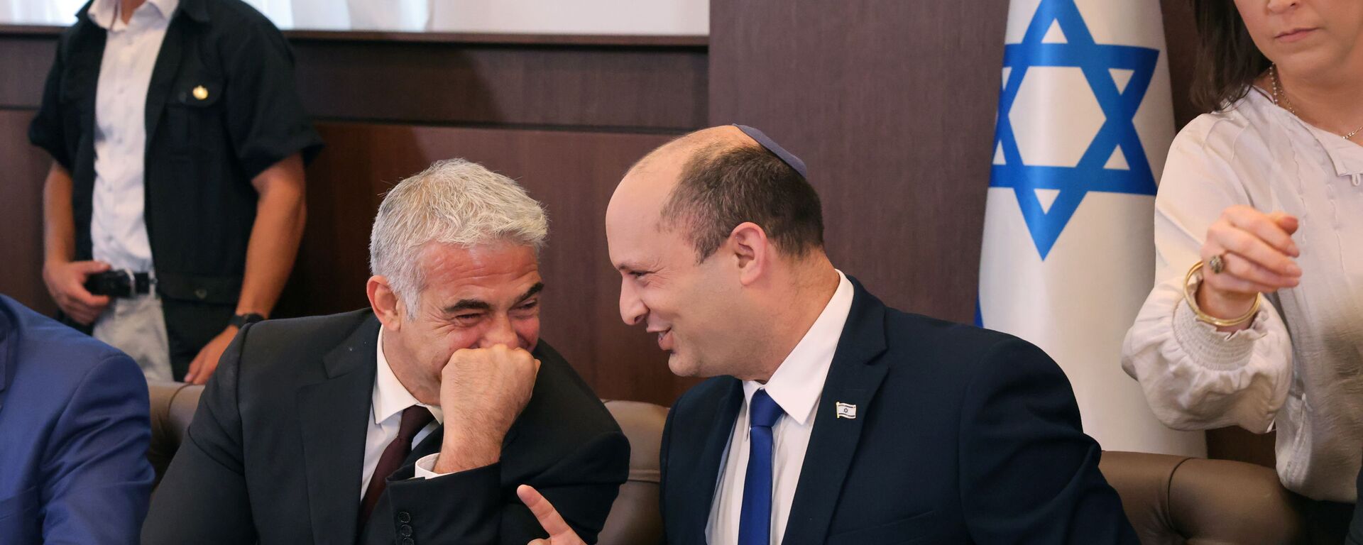 Israeli Prime Minister Naftali Bennett shares a joke with alternate Prime Minister and Foreign Minister Yair Lapid during the first weekly cabinet meeting of their new government in Jerusalem June 20, 2021. - Sputnik International, 1920, 22.09.2021