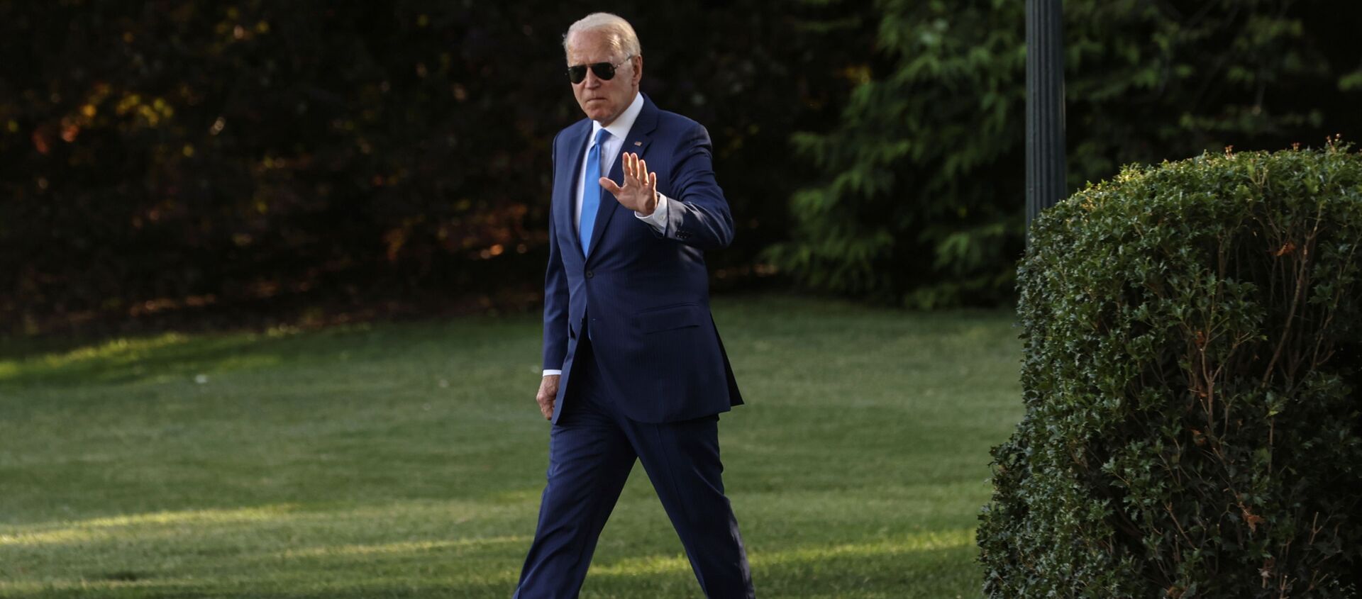 U.S. President Joe Biden waves as he walks to board the Marine One helicopter to depart for Camp David from the White House in Washington, U.S. June 25, 2021. - Sputnik International, 1920, 27.06.2021