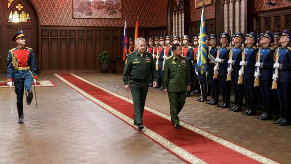 Russia's Defense Minister Sergei Shoigu and Myanmar's Commander in-Chief Senior General Min Aung Hlaing walk past the honour guard prior to their talks in Moscow, Russia June 22, 2021. - Sputnik International
