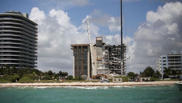 A general view of a partially collapsed residential building as the emergency crews continue search and rescue operations for survivors, in Surfside, near Miami Beach, Florida, U.S. June 27, 2021. - Sputnik International