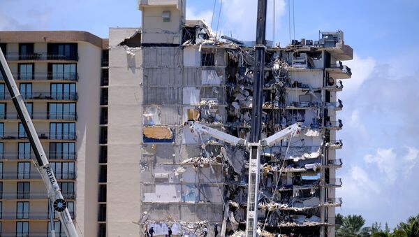 Search and rescue personnel continue searching for victims days after a residential building partially collapsed in Surfside near Miami Beach, Florida, U.S., 27 June 2021. - Sputnik International