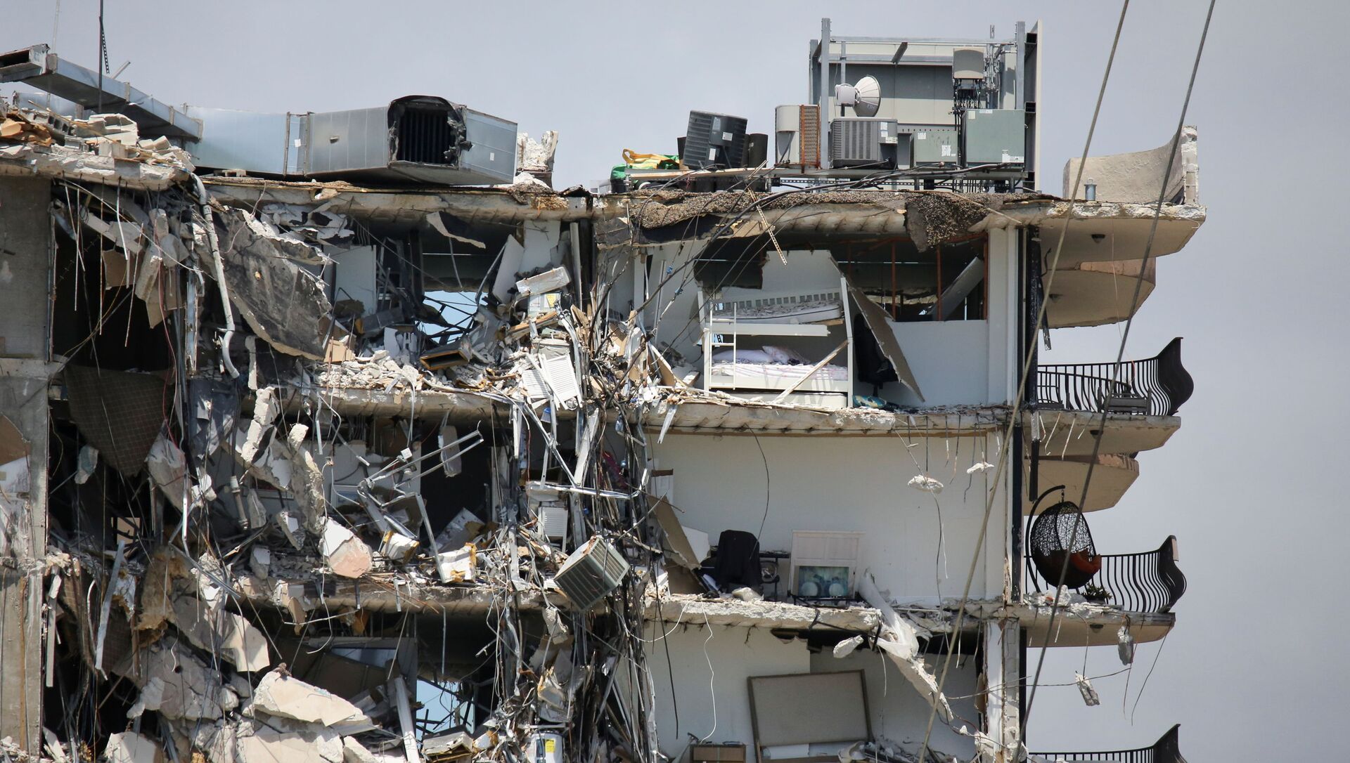 A view of a partially collapsed residential building as the emergency crews continue search and rescue operations for survivors, in Surfside, near Miami Beach, Florida, U.S. June 27, 2021 - Sputnik International, 1920, 02.07.2021
