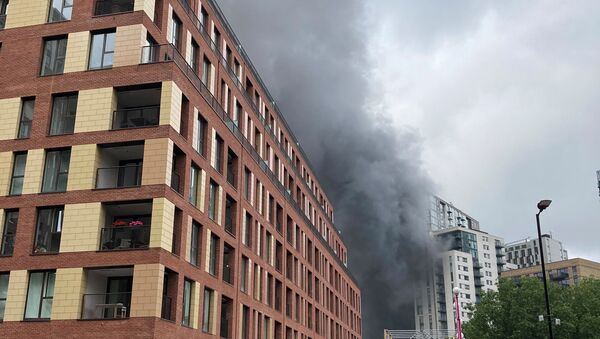 Smoke rises from the fire near Elephant and Castle station in London - Sputnik International