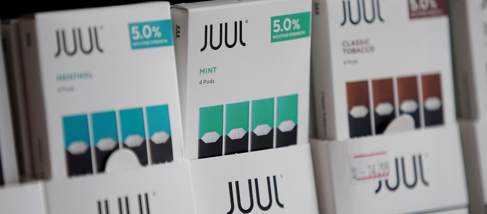Juul brand vape cartridges are pictured for sale at a shop in Atlanta, Georgia, U.S., September 26, 2019 - Sputnik International, 1920, 28.06.2021