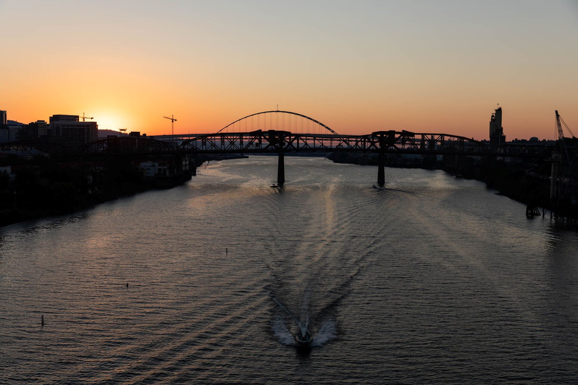 The sun sets as a boat travels down the Willamette River during a heat wave in Portland, Oregon, U.S. June 27, 2021.  - Sputnik International, 1920, 07.09.2021