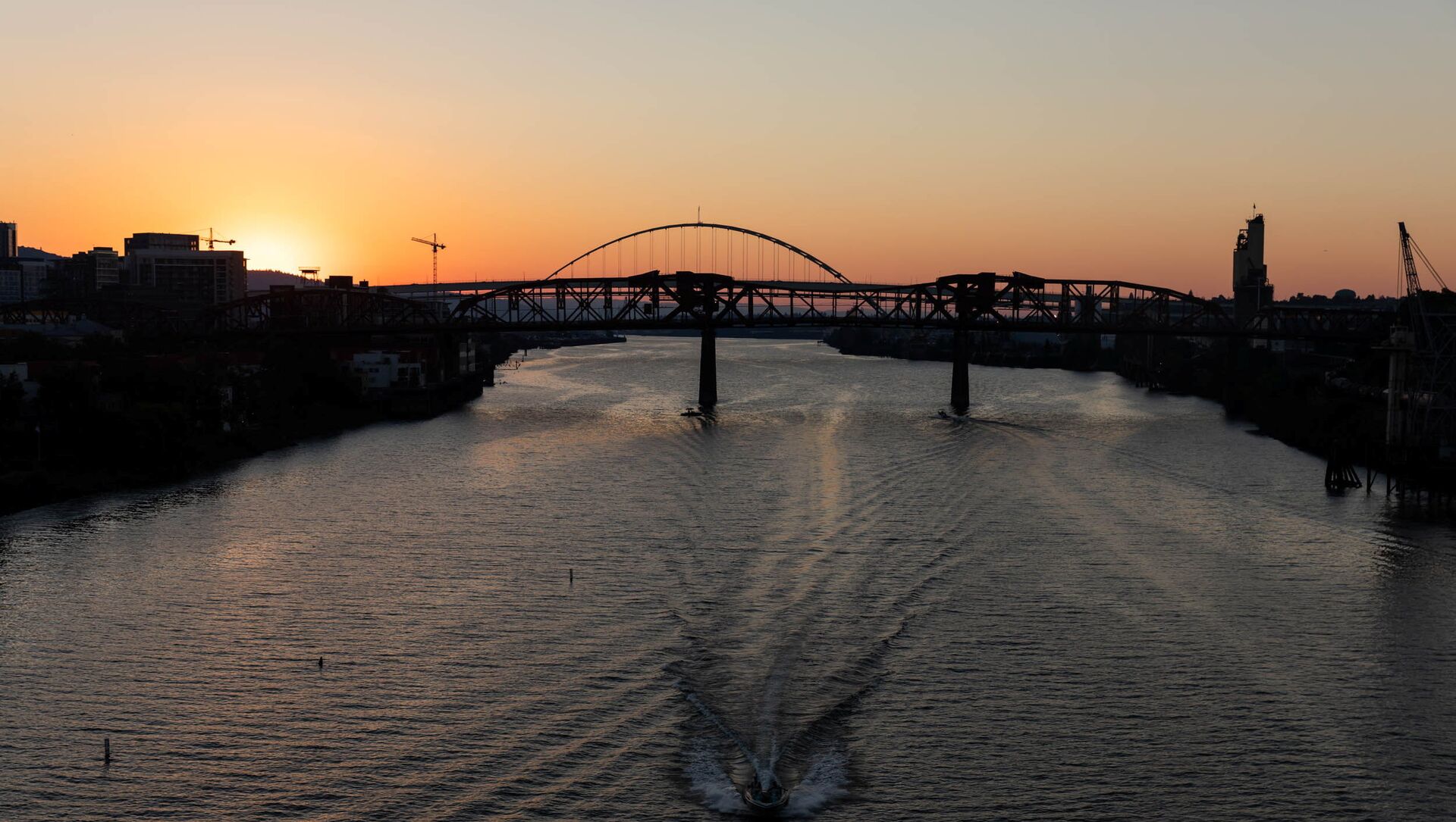 The sun sets as a boat travels down the Willamette River during a heat wave in Portland, Oregon, U.S. June 27, 2021.  - Sputnik International, 1920, 05.09.2021