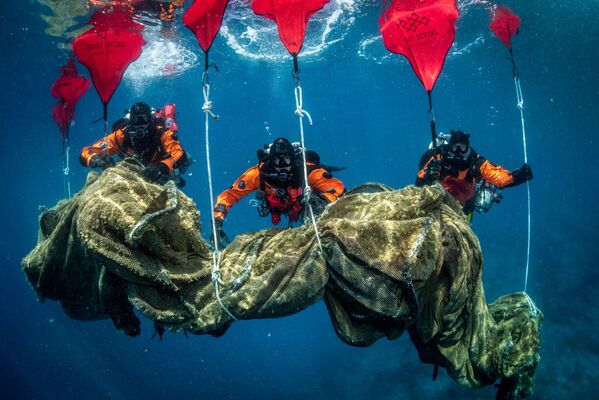 Divers remove the remains of a fish farm, near the island of Ithaca, Greece on 11 June 2021. - Sputnik International