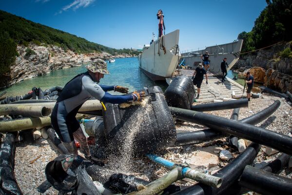 Volunteers collect the remains of a fish farm, on the island of Ithaca, Greece on 9 June 2021. - Sputnik International