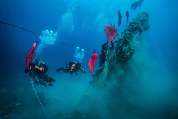 Divers work on the remains of a fish farm, near the island of Ithaca, Greece on 11 June 2021. - Sputnik International