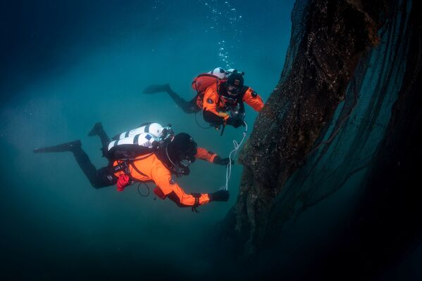 Divers swim near the remains of a fish farm, near the island of Ithaca, Greece on 12 June 2021. - Sputnik International