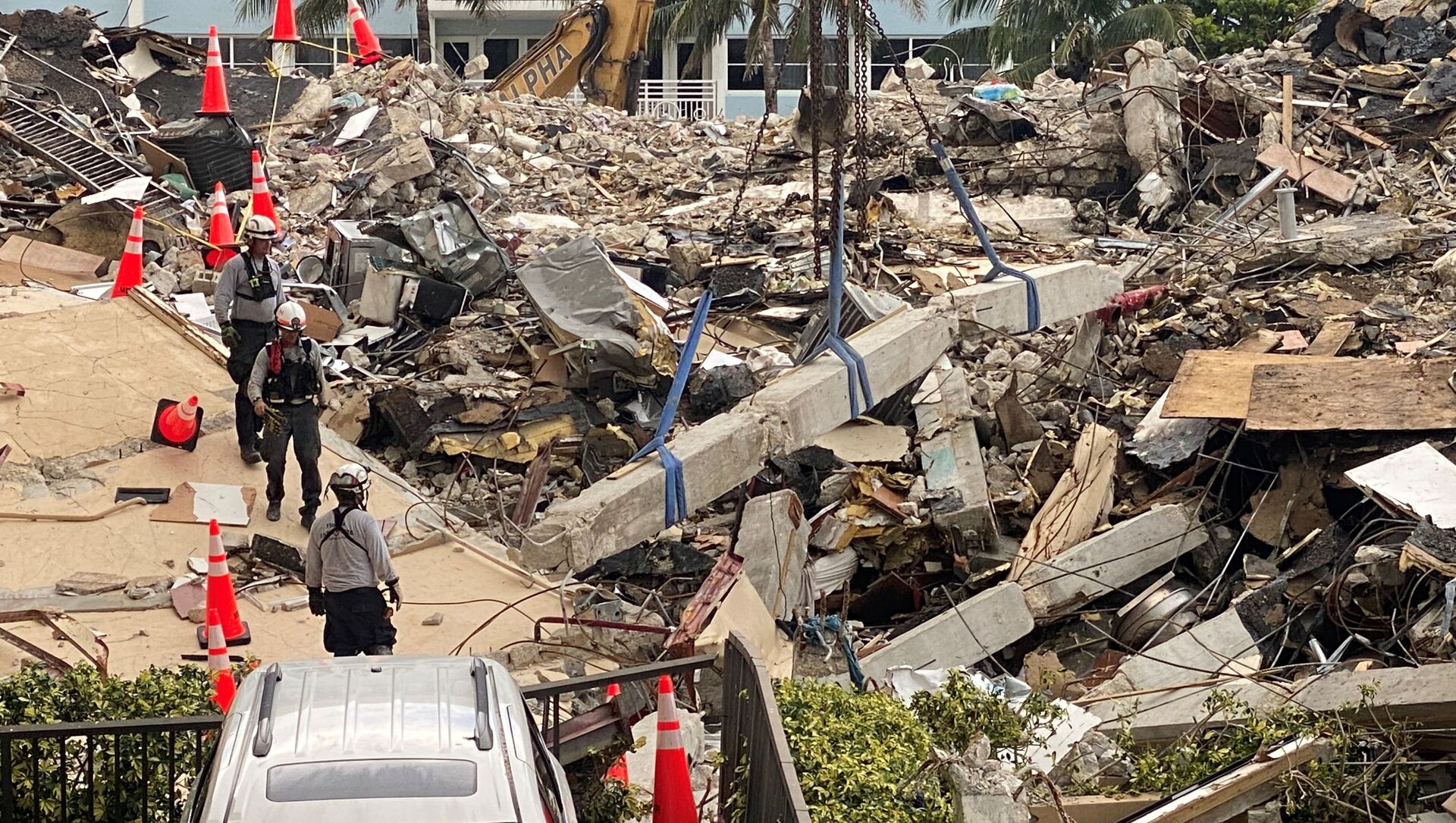 Members of the Urban Search and Rescue Florida Task Force 3 heavy rigging team work at the site of a partially collapsed residential building in Surfside, near Miami Beach, Florida, June 28, 2021 - Sputnik International, 1920, 02.07.2021