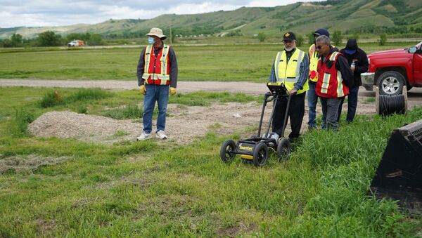 A crew performs a ground-penetrating radar search of a field, where the Cowessess First Nation said they had found 751 unmarked graves, near the former Marieval Indian Residential School in Grayson, Saskatchewan, Canada June 18, 2021. - Sputnik International