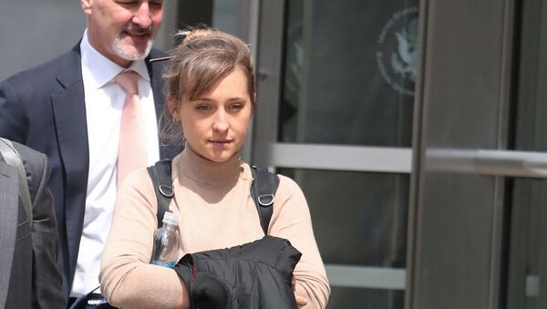 FILE PHOTO: Actress Allison Mack departs the Brooklyn Federal Courthouse after facing charges regarding sex trafficking and racketeering related to the Nxivm cult case in New York, U.S., April 8, 2019. - Sputnik International