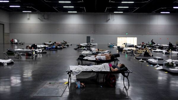 People sleep at a cooling shelter set up during an unprecedented heat wave in Portland, Oregon, U.S. June 27, 2021. - Sputnik International