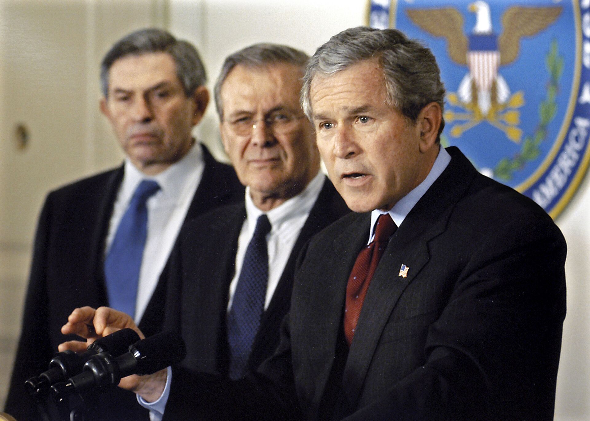 President George W. Bush announces his $74.7 billion wartime supplemental budget request in the Pentagon on March 25, 2003, as Secretary of Defense Donald H. Rumsfeld (center) and Deputy Secretary of Defense Paul Wolfowitz (left) look on. - Sputnik International, 1920, 07.09.2021