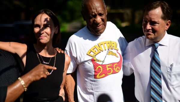 Bill Cosby is welcomed outside his home after Pennsylvania's highest court overturned his sexual assault conviction and ordered him released from prison immediately, in Elkins Park, Pennsylvania, U.S., June 30, 2021. At left is lawyer Jennifer Bonjean. - Sputnik International