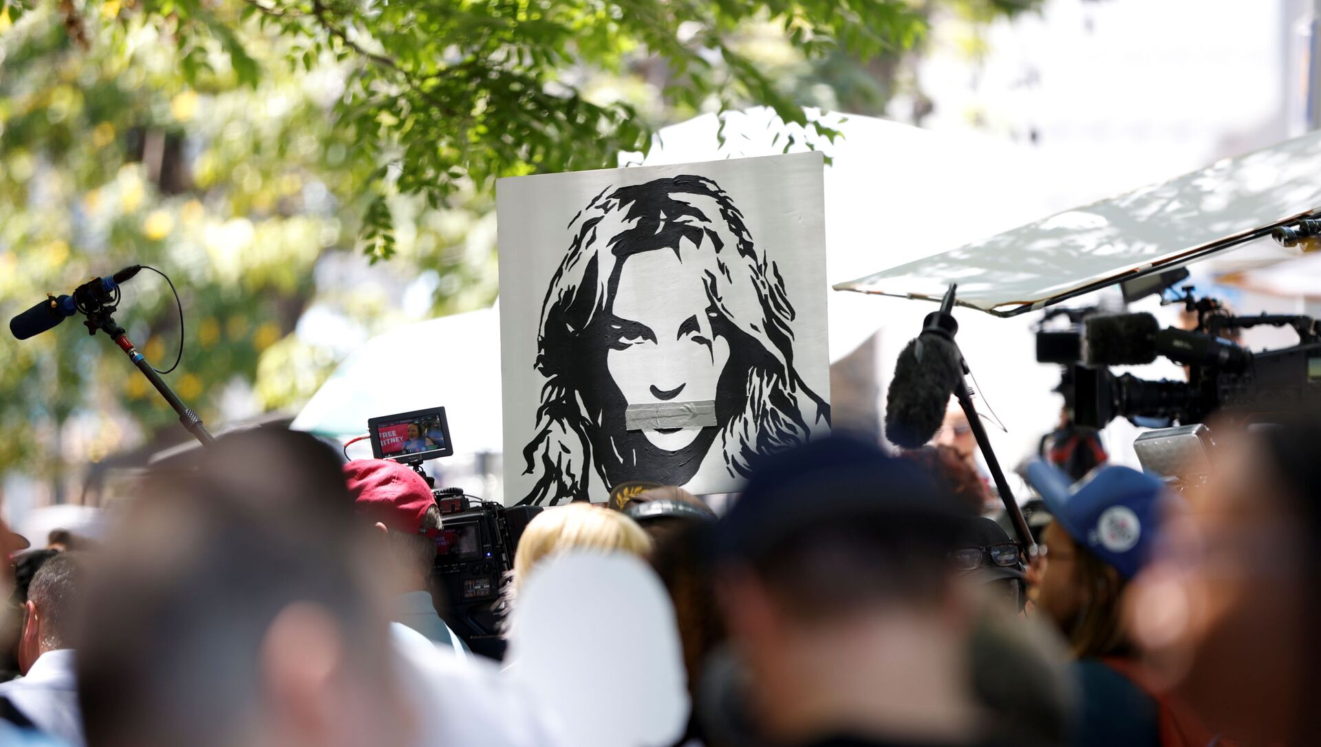 People protest in support of pop star Britney Spears on the day of a conservatorship case hearing at Stanley Mosk Courthouse in Los Angeles, California, U.S. June 23, 2021 - Sputnik International, 1920, 01.07.2021