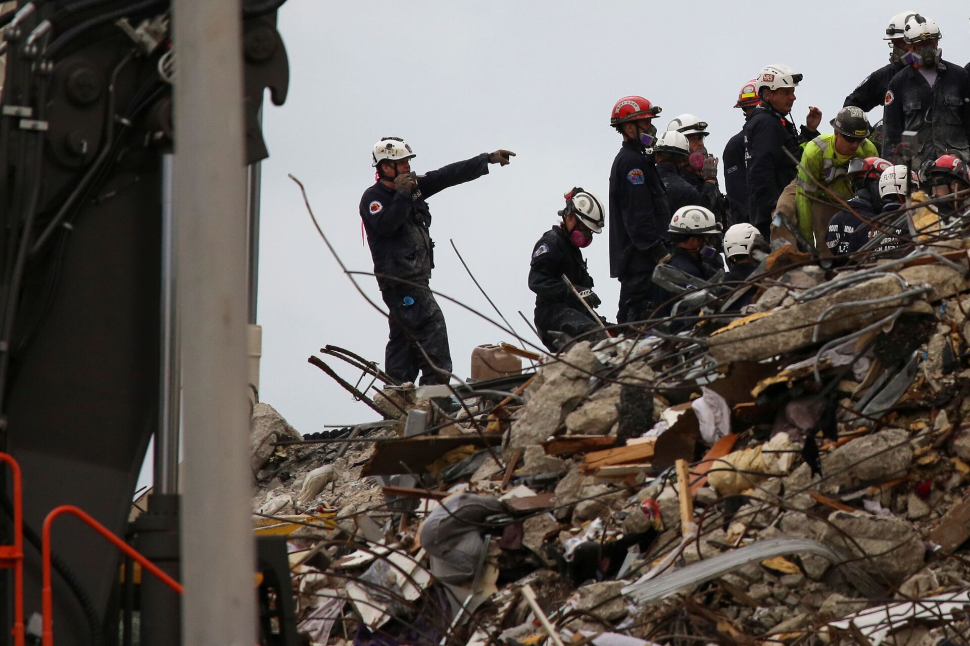 Rescue personnel continue the search and rescue operation for survivors at the site of a partially collapsed residential building in Surfside, near Miami Beach, Florida, U.S. June 30, 2021 - Sputnik International, 1920, 07.09.2021