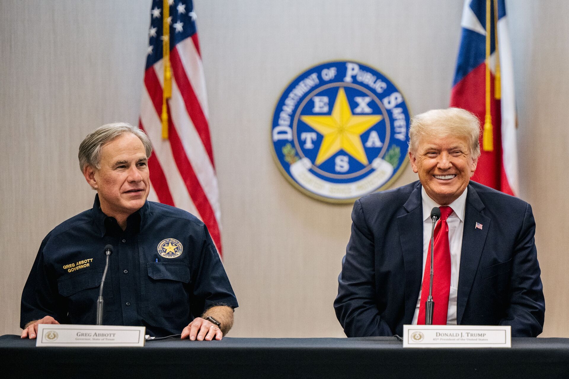 Texas Governor Greg Abbott addresses former U.S. President Donald Trump as Trump attends a border security briefing with the governor to discuss security at the U.S. southern border with Mexico in Weslaco, Texas, U.S. June 30, 2021.  - Sputnik International, 1920, 07.09.2021