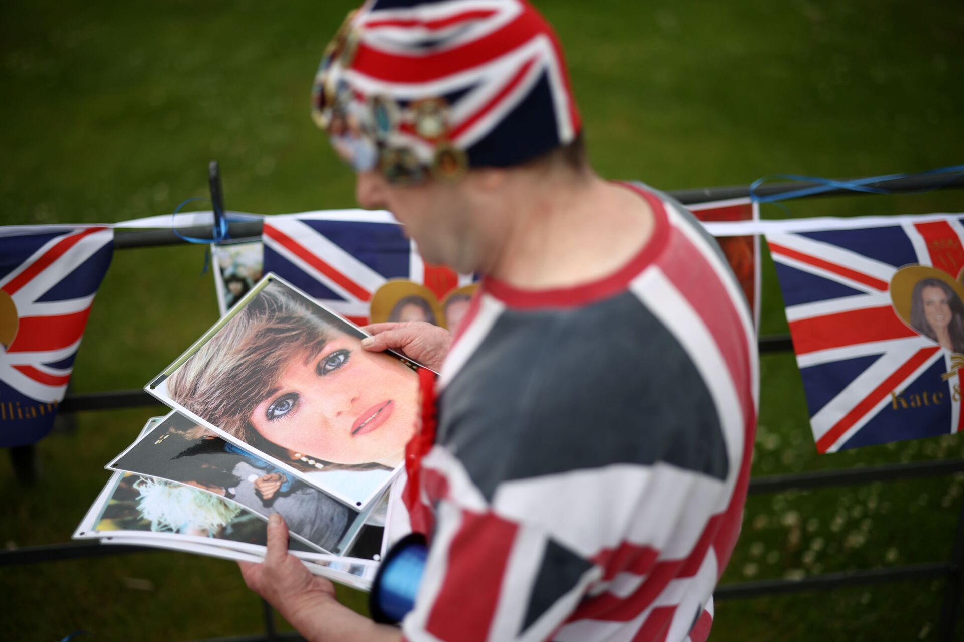 Royal fan John Loughrey arranges tributes for Britain's Princess Diana, outside Kensington Palace in London, Britain, June 30, 2021 - Sputnik International, 1920, 07.09.2021