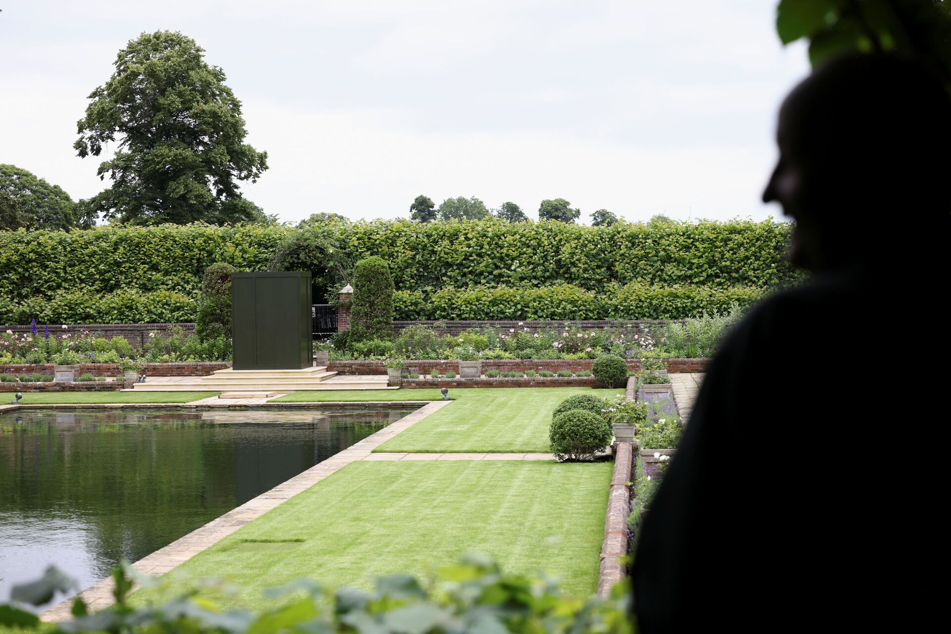A person looks on as a box covers the statue of Britain's Princess Diana installed in the Sunken Garden of Kensington Palace in London, Britain, June 30, 202 - Sputnik International, 1920, 07.09.2021