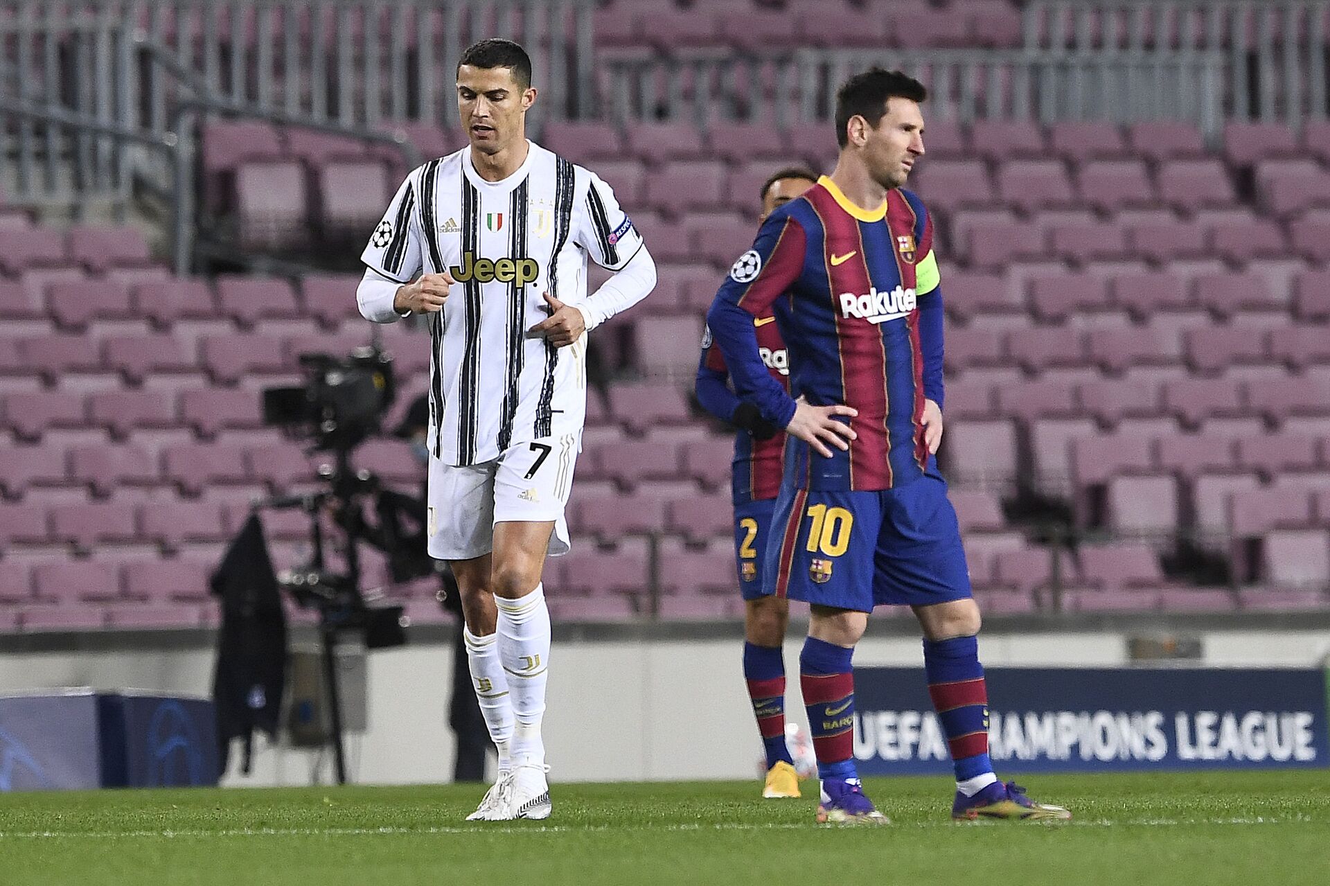 Juventus' Portuguese forward Cristiano Ronaldo (L) walks past Barcelona's Argentinian forward Lionel Messi during the UEFA Champions League group G football match between Barcelona and Juventus at the Camp Nou stadium in Barcelona on December 8, 2020 - Sputnik International, 1920, 07.09.2021