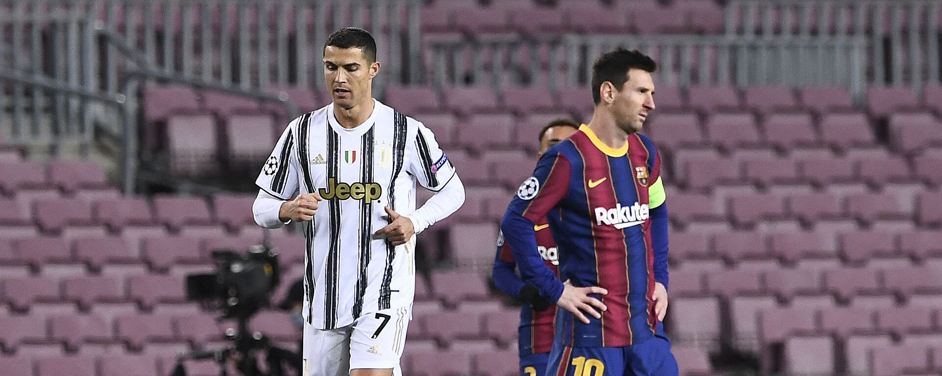 Juventus' Portuguese forward Cristiano Ronaldo (L) walks past Barcelona's Argentinian forward Lionel Messi during the UEFA Champions League group G football match between Barcelona and Juventus at the Camp Nou stadium in Barcelona on December 8, 2020 - Sputnik International, 1920, 12.08.2021