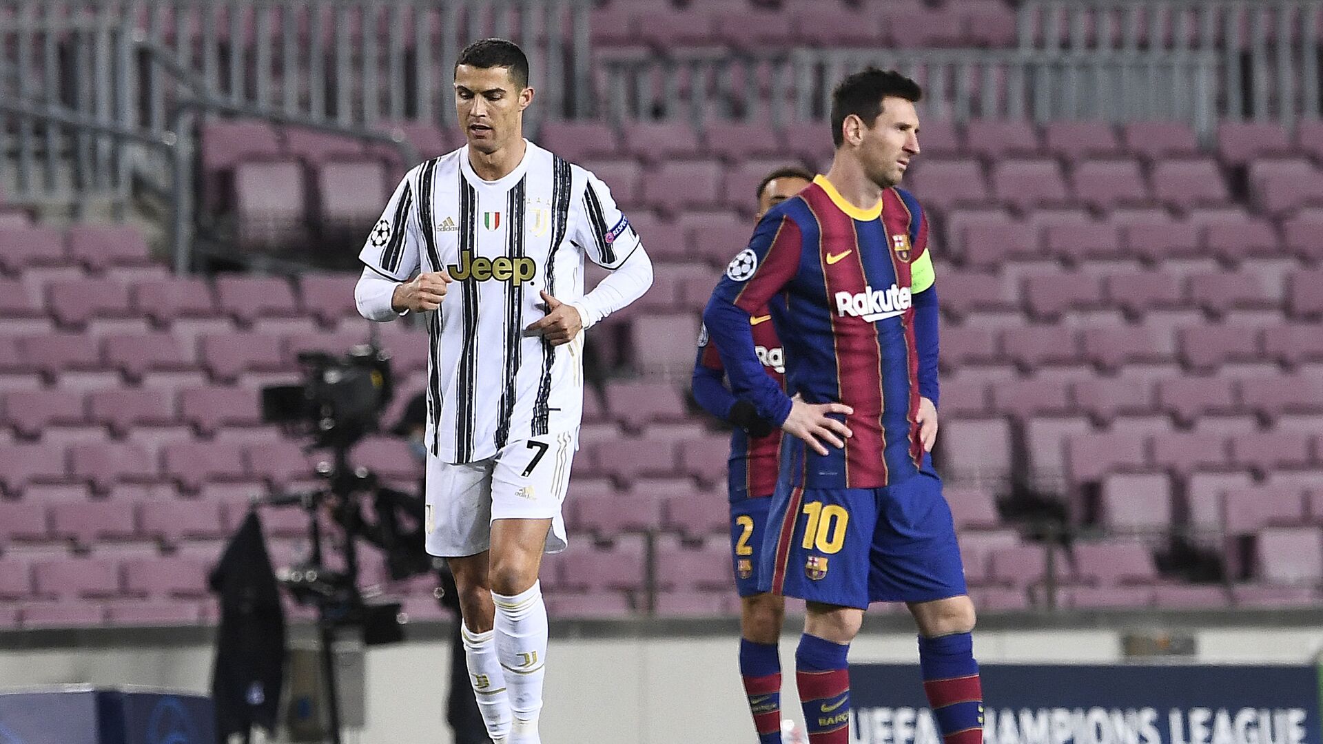 Juventus' Portuguese forward Cristiano Ronaldo (L) walks past Barcelona's Argentinian forward Lionel Messi during the UEFA Champions League group G football match between Barcelona and Juventus at the Camp Nou stadium in Barcelona on December 8, 2020 - Sputnik International, 1920, 12.05.2022