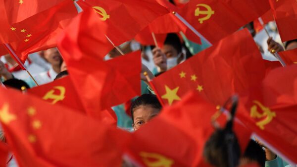 Студенты с флагами на праздновании 100-летия Коммунистической партии Китая в Пекине - Sputnik International