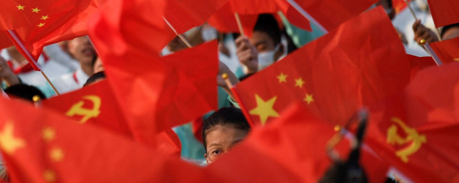 Студенты с флагами на праздновании 100-летия Коммунистической партии Китая в Пекине - Sputnik International, 1920, 15.10.2022