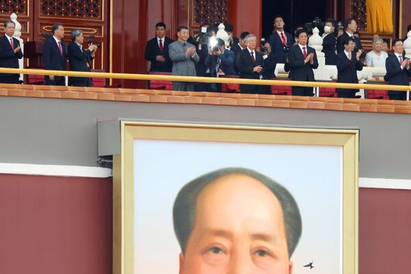 Chinese president Xi Jinping  applauding above huge portrait of chairman Mao.   - Sputnik International