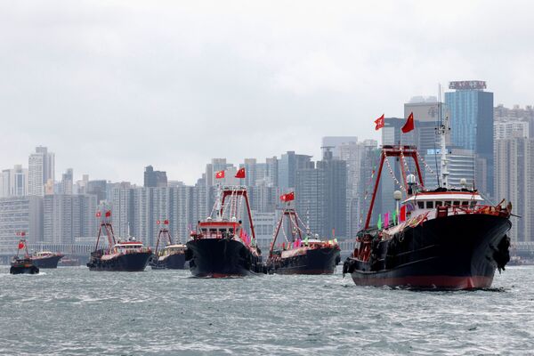 Fishing boats near Hong Kong fly the Chinese flag.  - Sputnik International