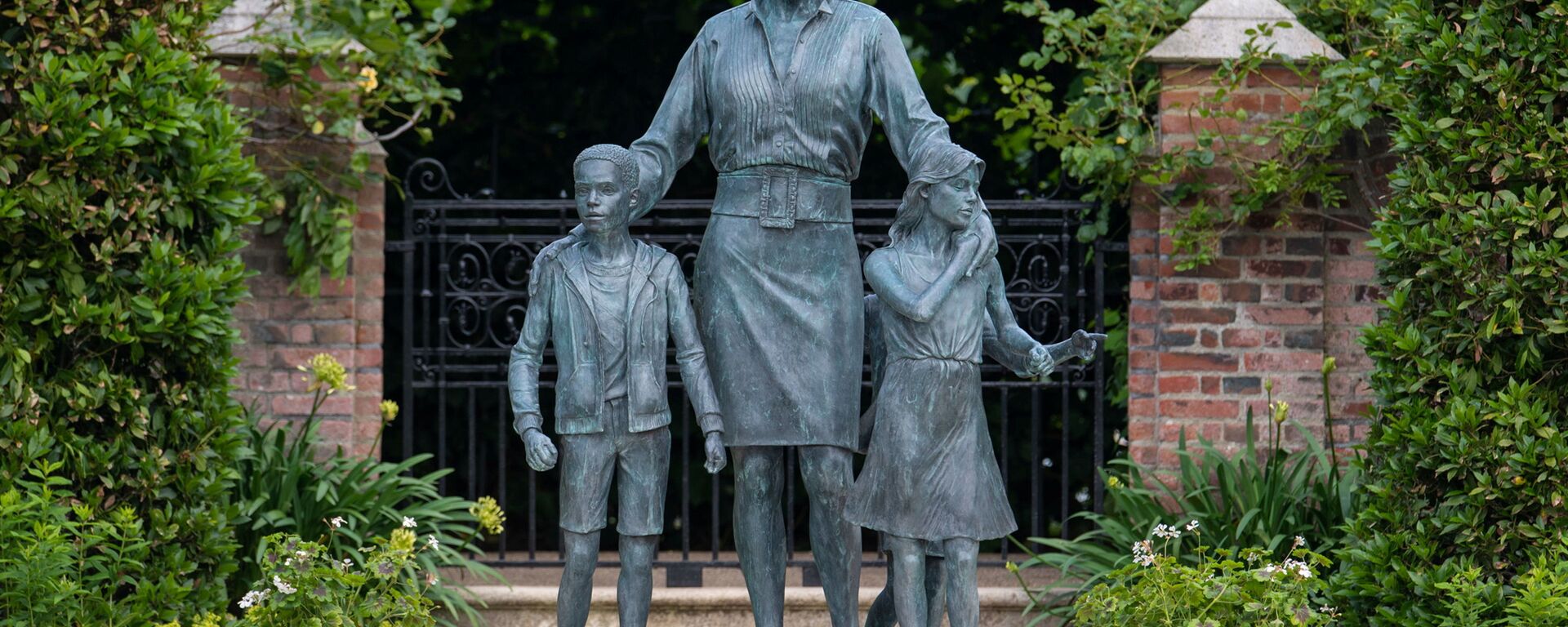 A statue of Britain's Princess Diana is pictured in the Sunken Garden at Kensington Palace, London, Britain July 1, 2021. Dominic Lipinski/Pool via REUTERS - Sputnik International, 1920, 01.07.2021