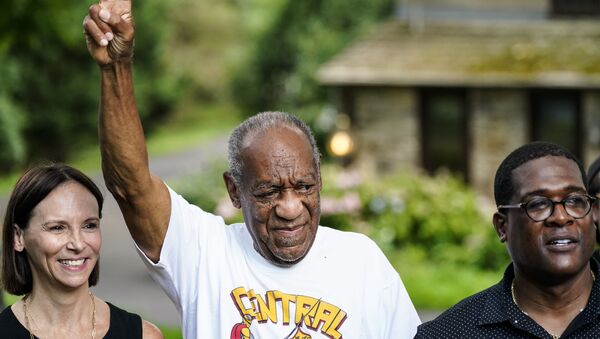 Bill Cosby during a news conference outside his home in Elkins Park, Pa., Wednesday, June 30, 2021, after being released from prison - Sputnik International