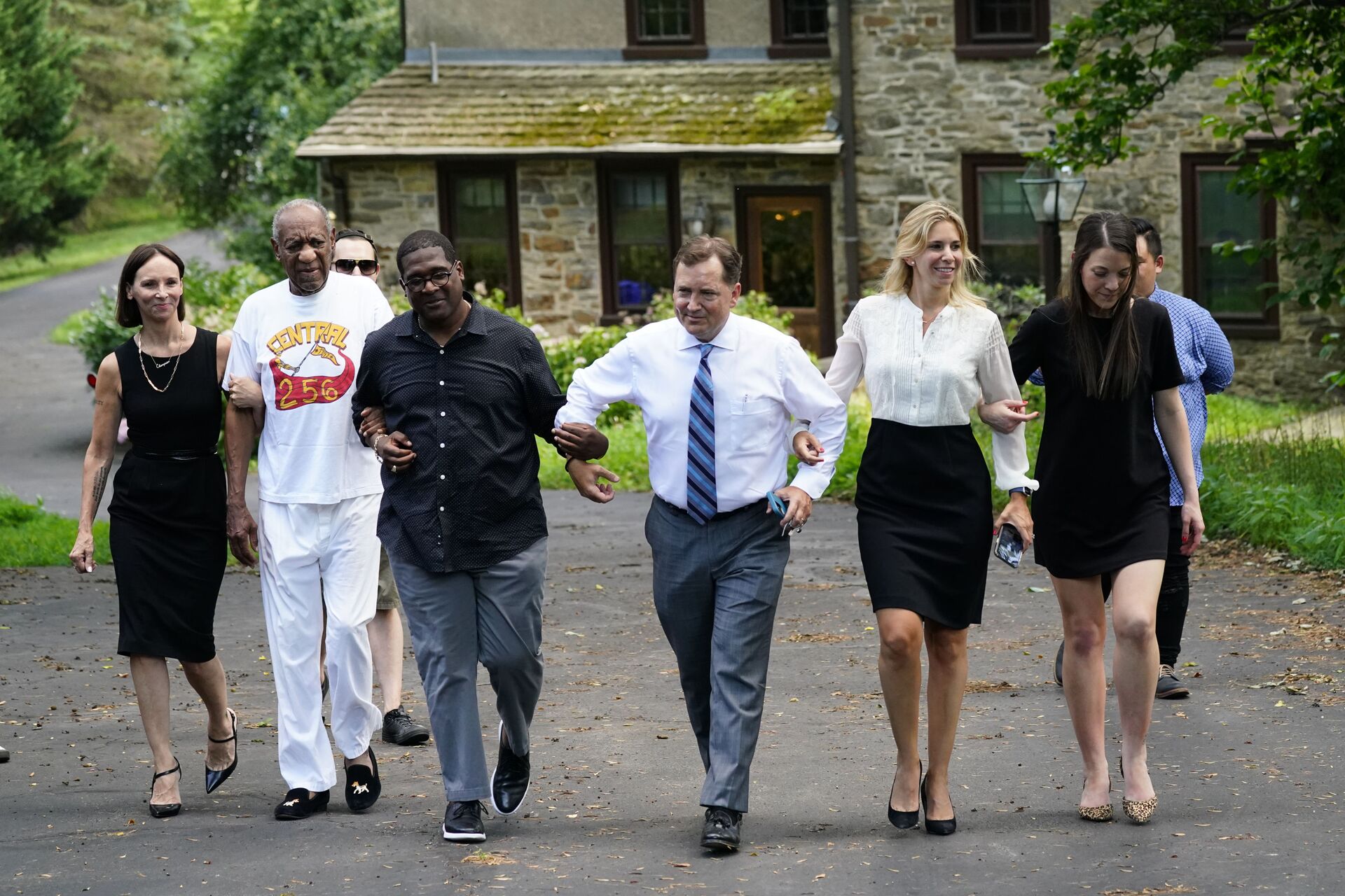 Bill Cosby, second left, and spokesperson Andrew Wyatt, third left, approach members of the media gathered outside Cosby's home in Elkins Park, Pa., Wednesday, June 30, 2021, after Pennsylvania's highest court overturned his sex assault conviction - Sputnik International, 1920, 07.09.2021