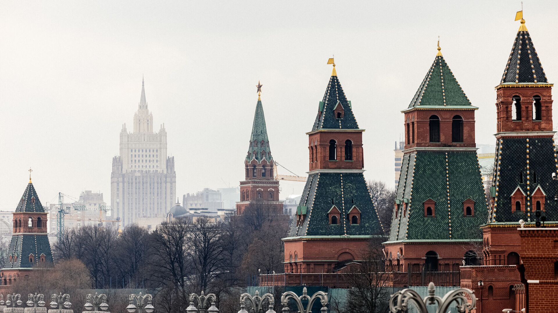 This picture taken on March 18, 2021, shows the Kremlin towers in front of the Russian Foreign Ministry headquarters. - Russian President Vladimir Putin on March 18 mocked Joe Biden for calling him a killer -- saying it takes one to know one -- as ties between Moscow and Washington sunk to new lows. US President Biden's comments sparked the biggest crisis between Russia and the United States in years, with Moscow recalling ambassador and warning that ties were on the brink of outright collapse.  - Sputnik International, 1920, 31.03.2023