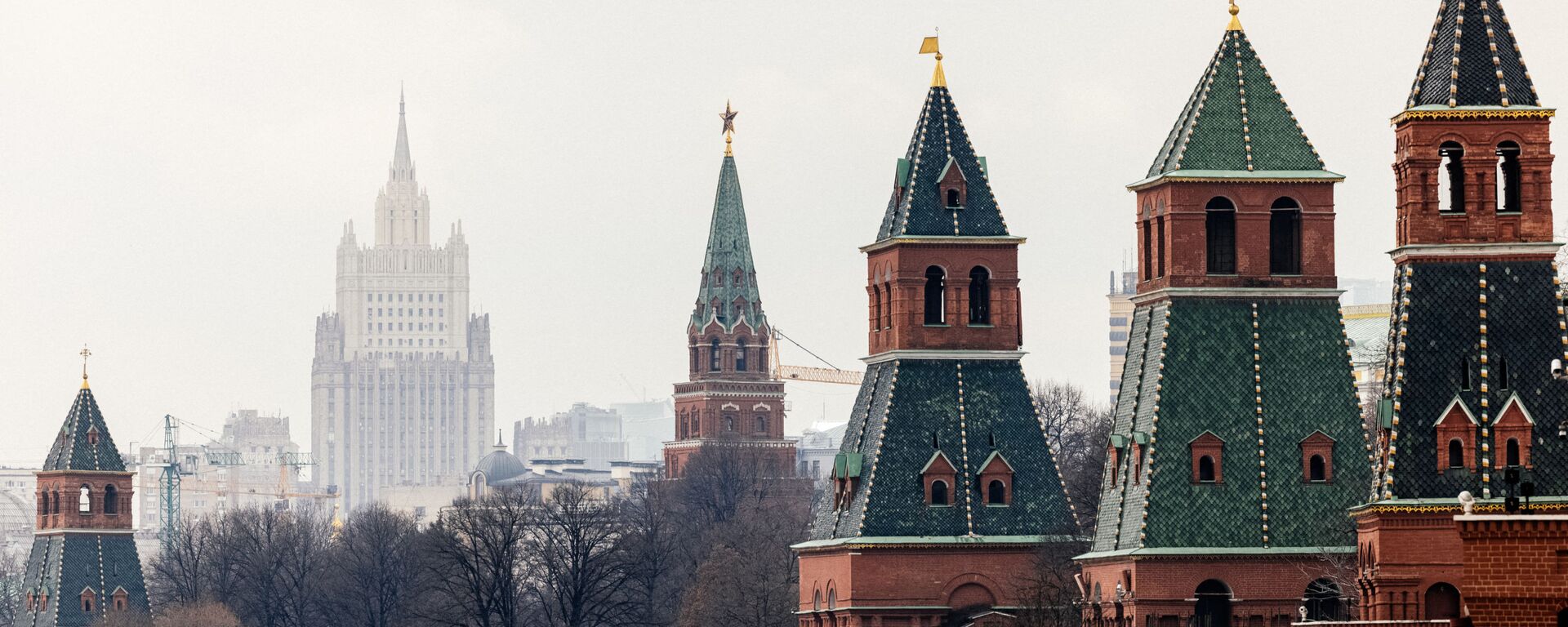 This picture taken on March 18, 2021, shows the Kremlin towers in front of the Russian Foreign Ministry headquarters. - Russian President Vladimir Putin on March 18 mocked Joe Biden for calling him a killer -- saying it takes one to know one -- as ties between Moscow and Washington sunk to new lows. US President Biden's comments sparked the biggest crisis between Russia and the United States in years, with Moscow recalling ambassador and warning that ties were on the brink of outright collapse.  - Sputnik International, 1920, 23.01.2022