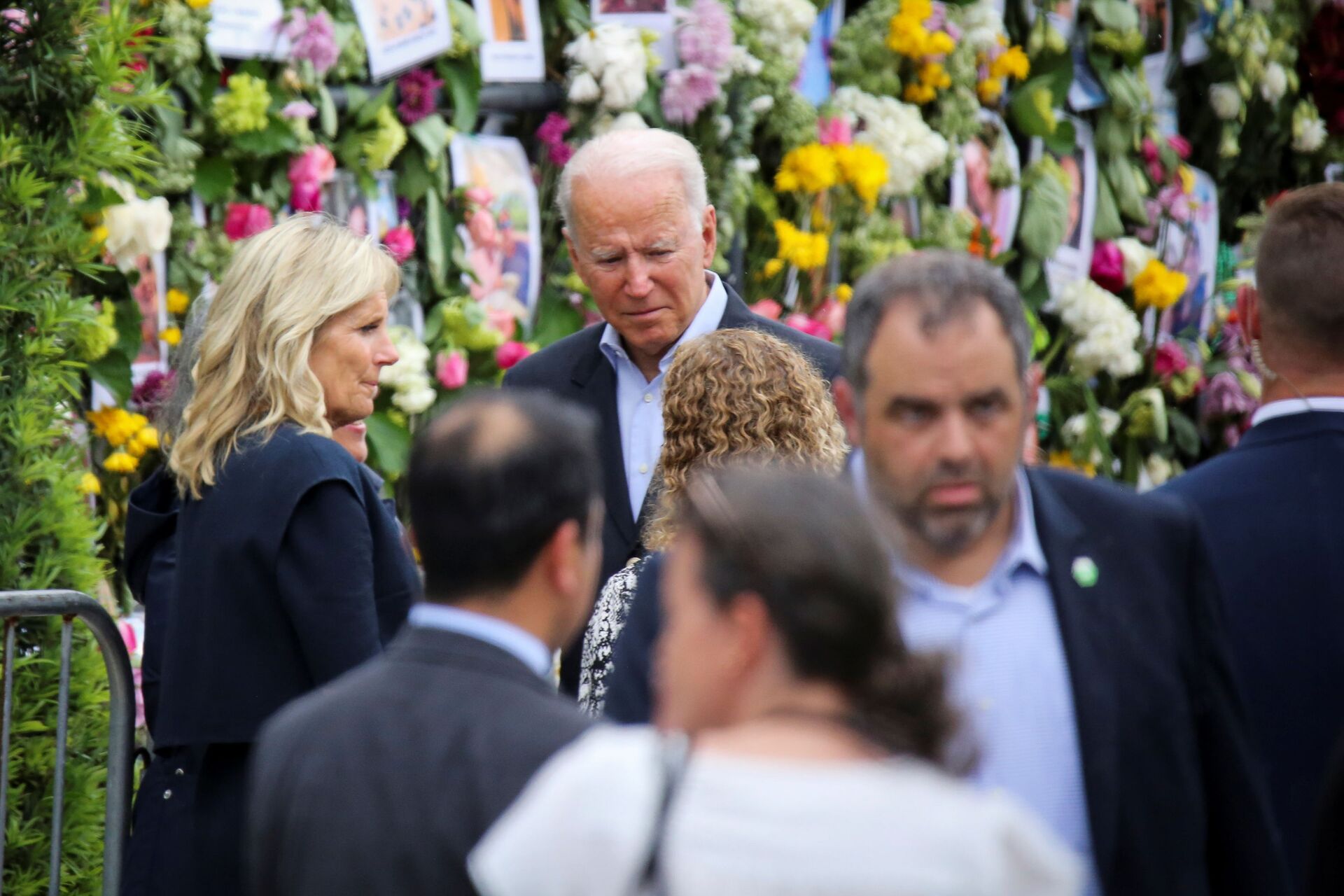 U.S. President Joe Biden and first lady Jill Biden visit a at a memorial site created by neighbours close to the site of a partially collapsed residential building, in Surfside, Florida, U.S. July 1, 2021 - Sputnik International, 1920, 07.09.2021