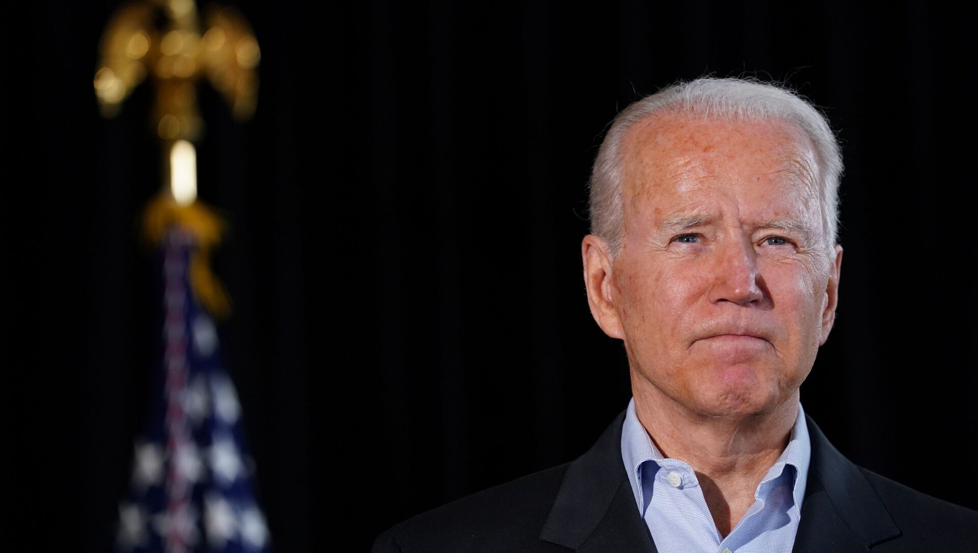 U.S. President Joe Biden gestures as he delivers remarks after speaking to family members whose loved ones died or are missing after the building collapse in Surfside in Miami, Florida U.S., July 1, 2021 - Sputnik International, 1920, 05.07.2021