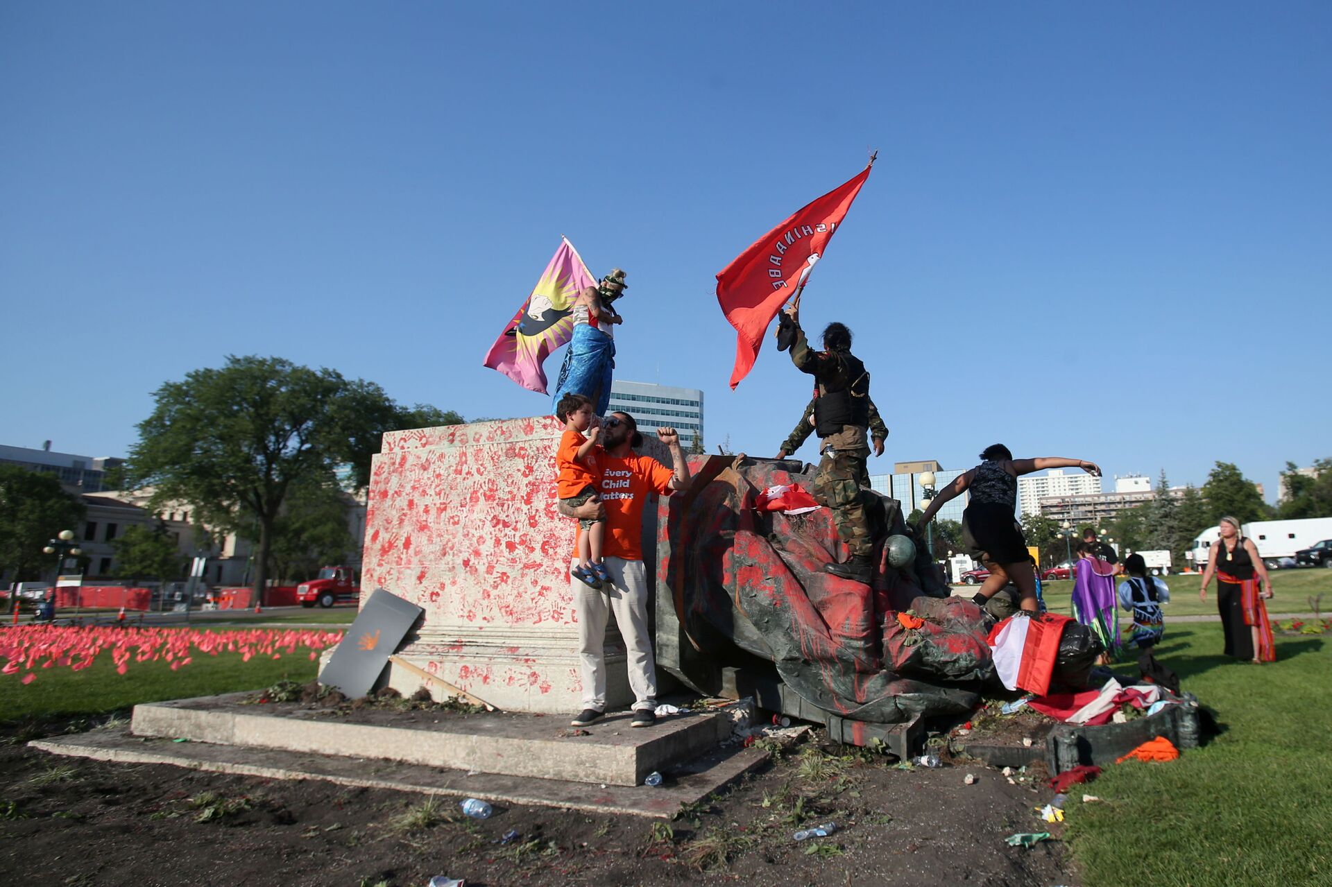 A defaced statue of Queen Victoria lies after being toppled during a rally, following the discovery of the remains of hundreds of children at former indigenous residential schools, outside the provincial legislature on Canada Day in Winnipeg, Manitoba, Canada July 1, 2021.   - Sputnik International, 1920, 07.09.2021