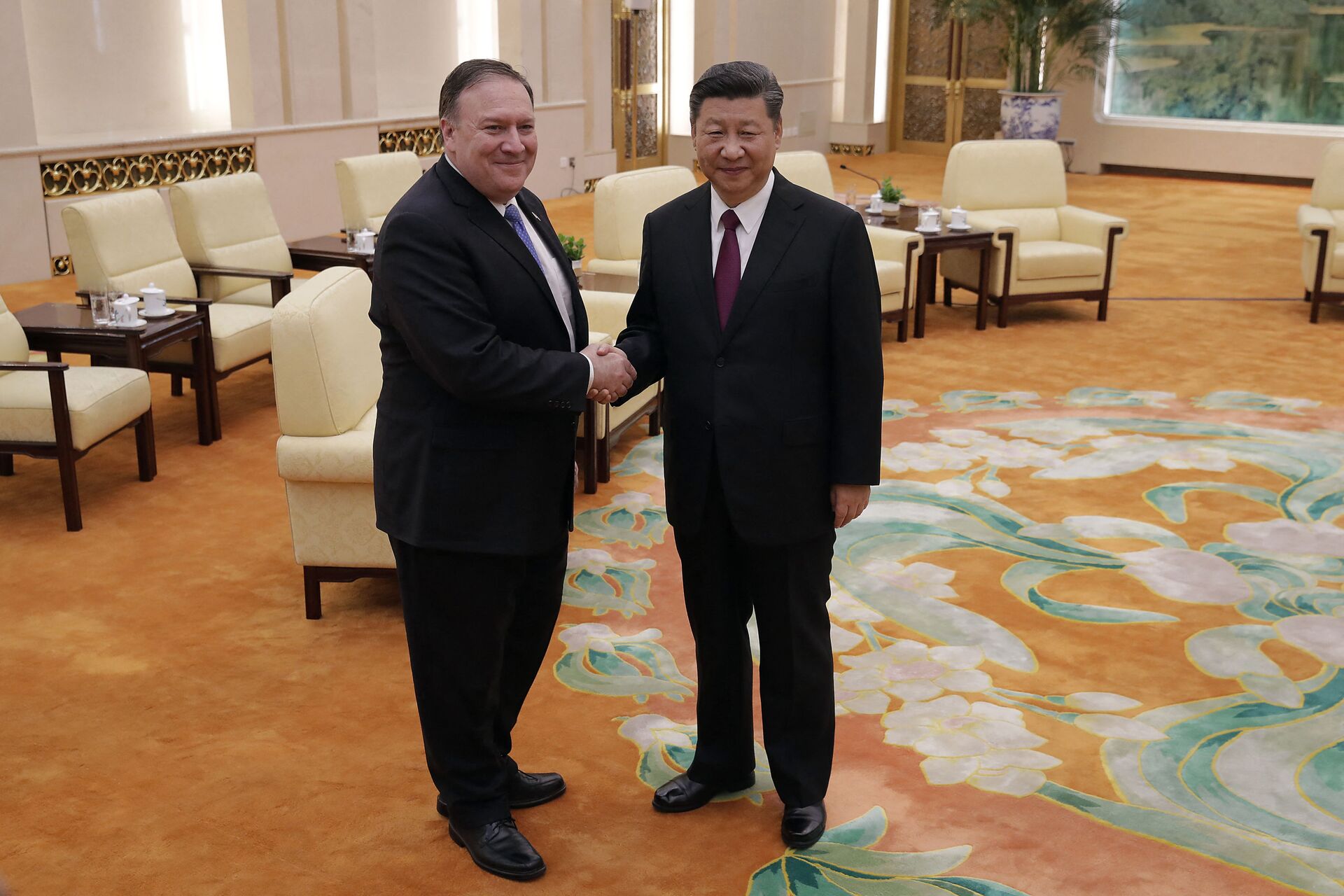 US Secretary of State Mike Pompeo (L) shakes hands with Chinese President Xi Jinping as they pose for photograph at the Great Hall of the People in Beijing on June 14, 2018 - Sputnik International, 1920, 07.09.2021