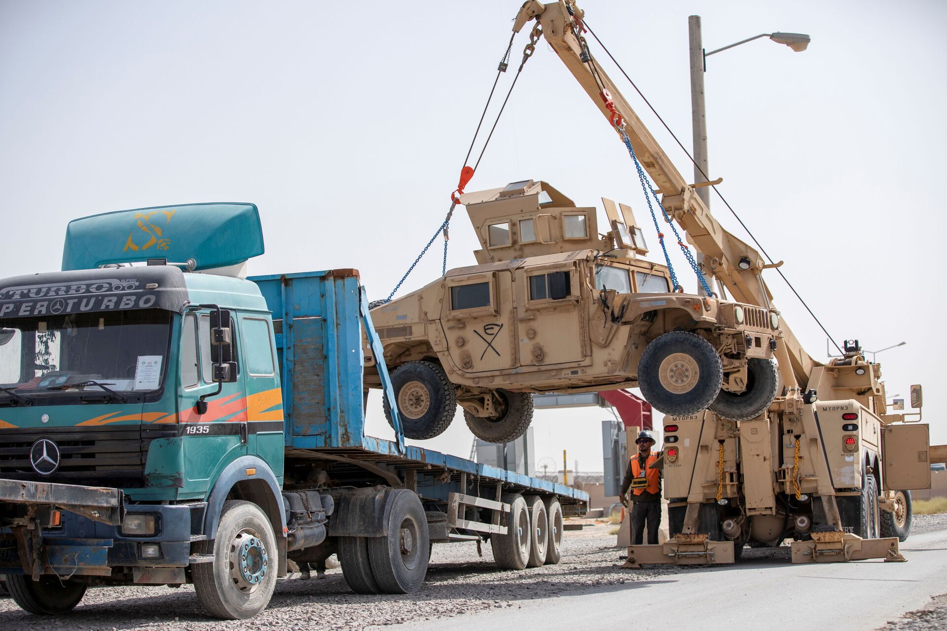 U.S. Army soldiers and contractors load High Mobility Multi-purposed Wheeled Vehicles, HUMVs, to be sent for transport as U.S. forces prepare for withdrawl, in Kandahar, Afghanistan, July 13, 2020. - Sputnik International, 1920, 07.09.2021